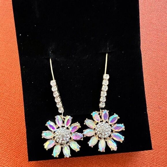 🌺 Betsey Johnson stunning crystal flower dangle earrings 🌺 - Picture 4 of 6